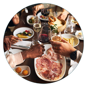 Tickets restaurant Repas convivial avec amis autour d’une table bien garnie.