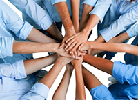 egalitefemmesHommes Groupe de mains de personnes unies au centre.