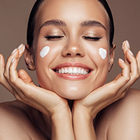 Bébé en plein air avec des touches de crème solaire appliquées sur le visage