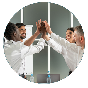 gratification Groupe de collègues se félicitant en faisant un high five dans une salle de réunion.
