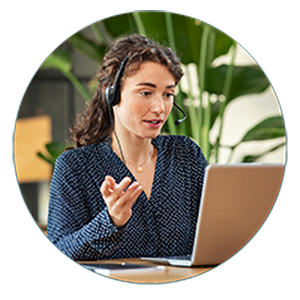 télétravail Jeune femme en visioconférence depuis son domicile.