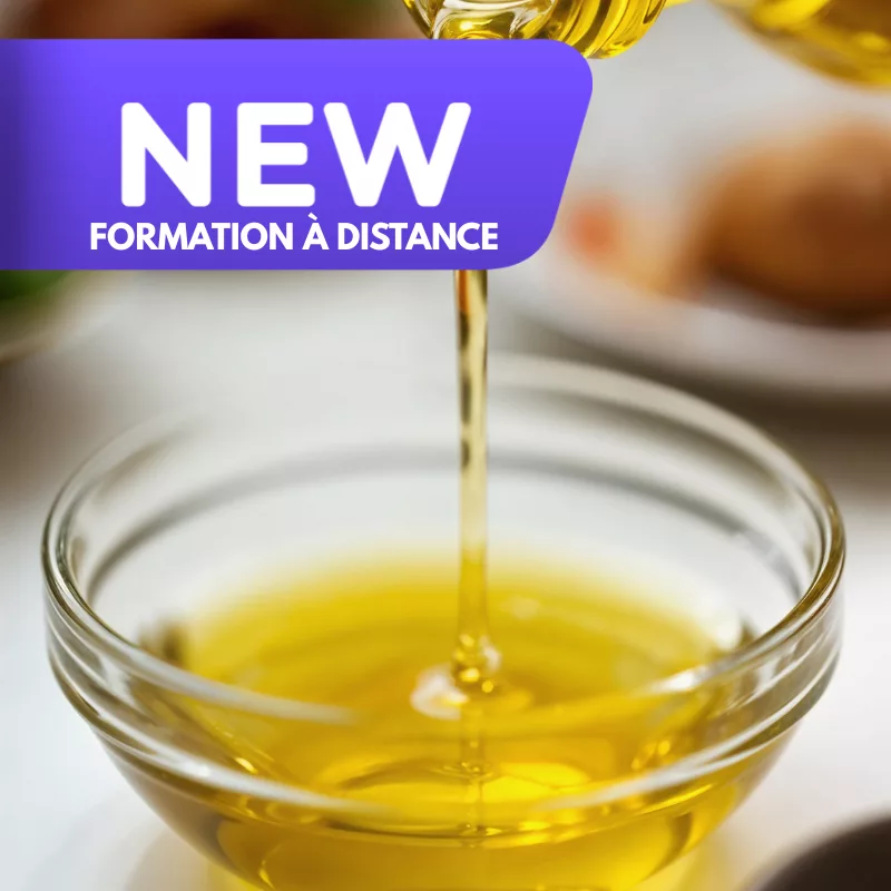 Cinq flacons d’huiles végétales aux teintes variées alignés sur une table en bois clair, accompagnés de leurs sources : avocat, pépins de raisin, tournesol, lin et amande.<br />